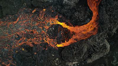 la peau déchirée par le feu / coulée de lave